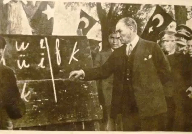 سپتامبر 1938 ؛ آتاتورک شهر به شهر می گشت و الفبای جدید را ترویج می کرد