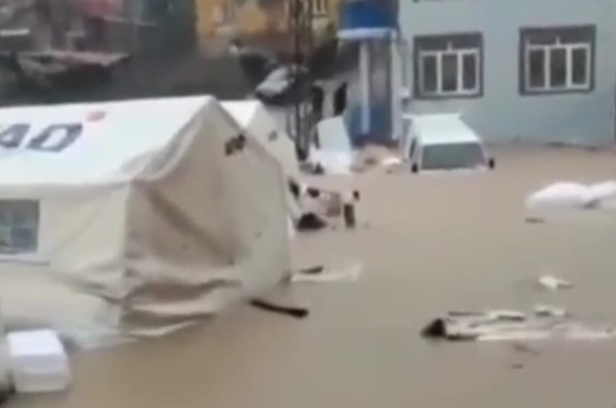 لحظه وقوع سیل در مناطق زلزله‌زده ترکیه