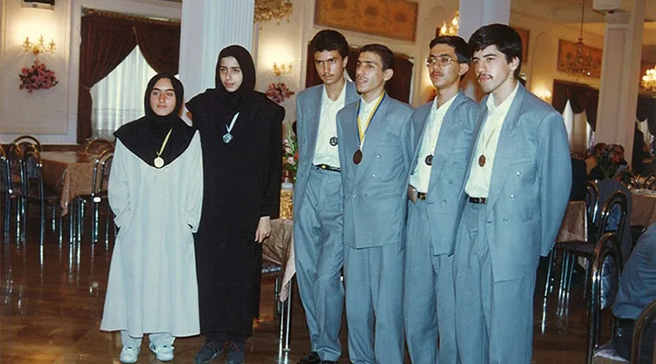 مریم میرزاخانی سمت چپ و باقی دانش‌آموزان المپیادی
