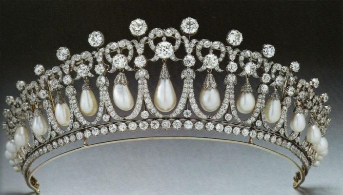 The Queen Mary Lovers Knot Tiara 703x400 1