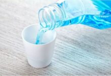 آب نمک قرقره کنیم یا دهان شویه ؟ کدام یک بهتر است