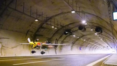رکورد عبور یک خلبان از داخل تونل با هواپیما