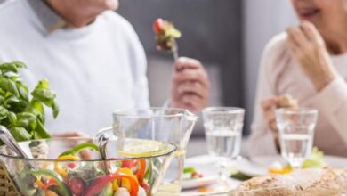 هشدار؛ هرگز هنگام غذا خوردن این کار را نکنید