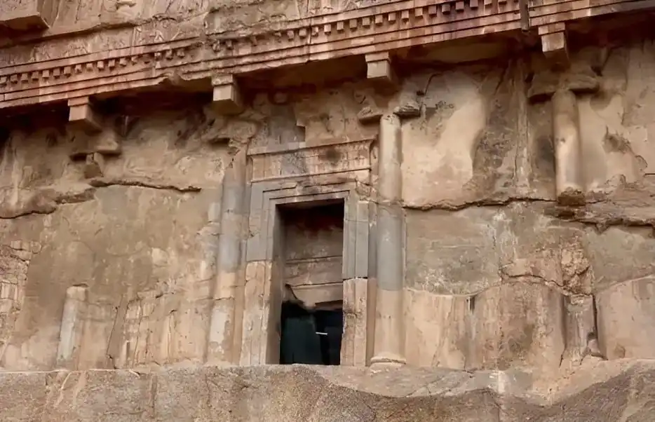 داخل آرامگاه پادشاه هخامنشی چگونه بوده است؟