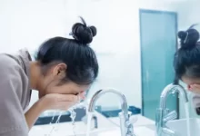 شستن صورت با آب داغ