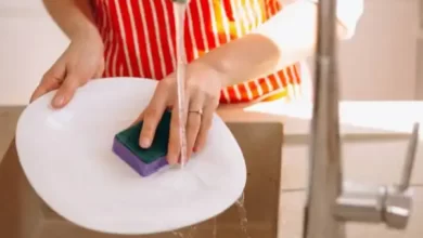 کثیف‌ترین وسیله آشپزخانه را با ۲ روش تمیز کنید