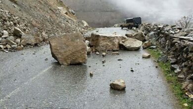 احتمال ریزش سنگ و بهمن در این جاده