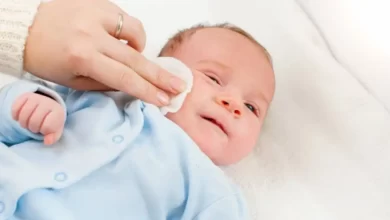 چگونه صورت نوزاد خود را تمیز کنیم؟