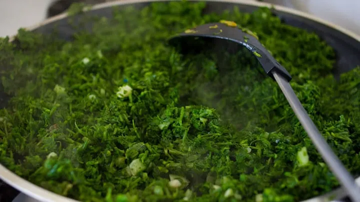 سرخ کردن سبزی قورمه سبزی
