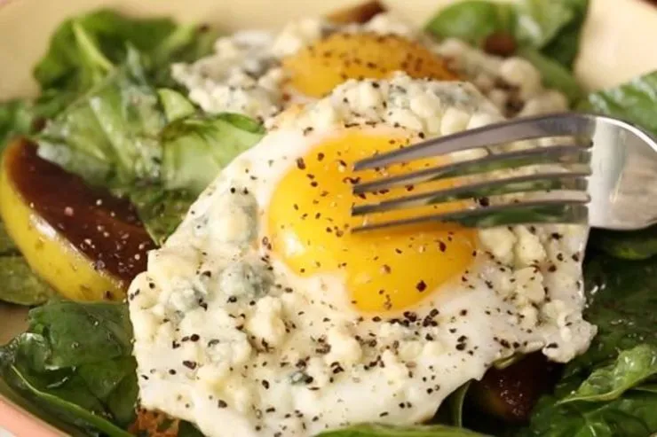 اضافه کردن فلفل سیاه به تخم مرغ