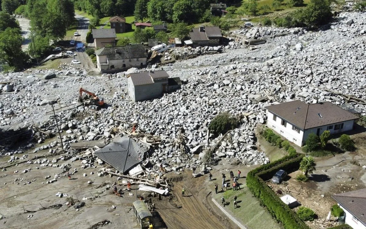 (ویدئو) دفن یک روستا زیر صخرههای سنگ پس از سیل و رانش زمین