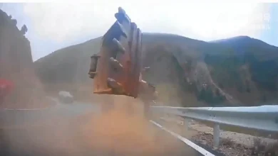 سقوط وحشتناک بیل مکانیکی از روی یک کامیون (+فیلم)