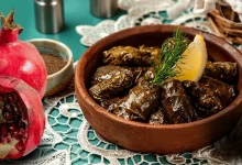 طرز تهیه دلمه برگ مو با رب انار و سس مخصوصش