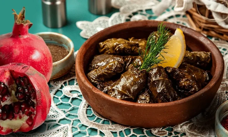 طرز تهیه دلمه برگ مو با رب انار و سس مخصوصش