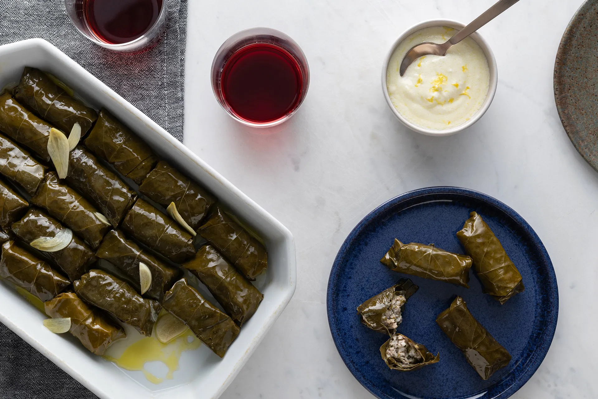 طرز تهیه دلمه برگ مو با رب انار و سس مخصوصش1