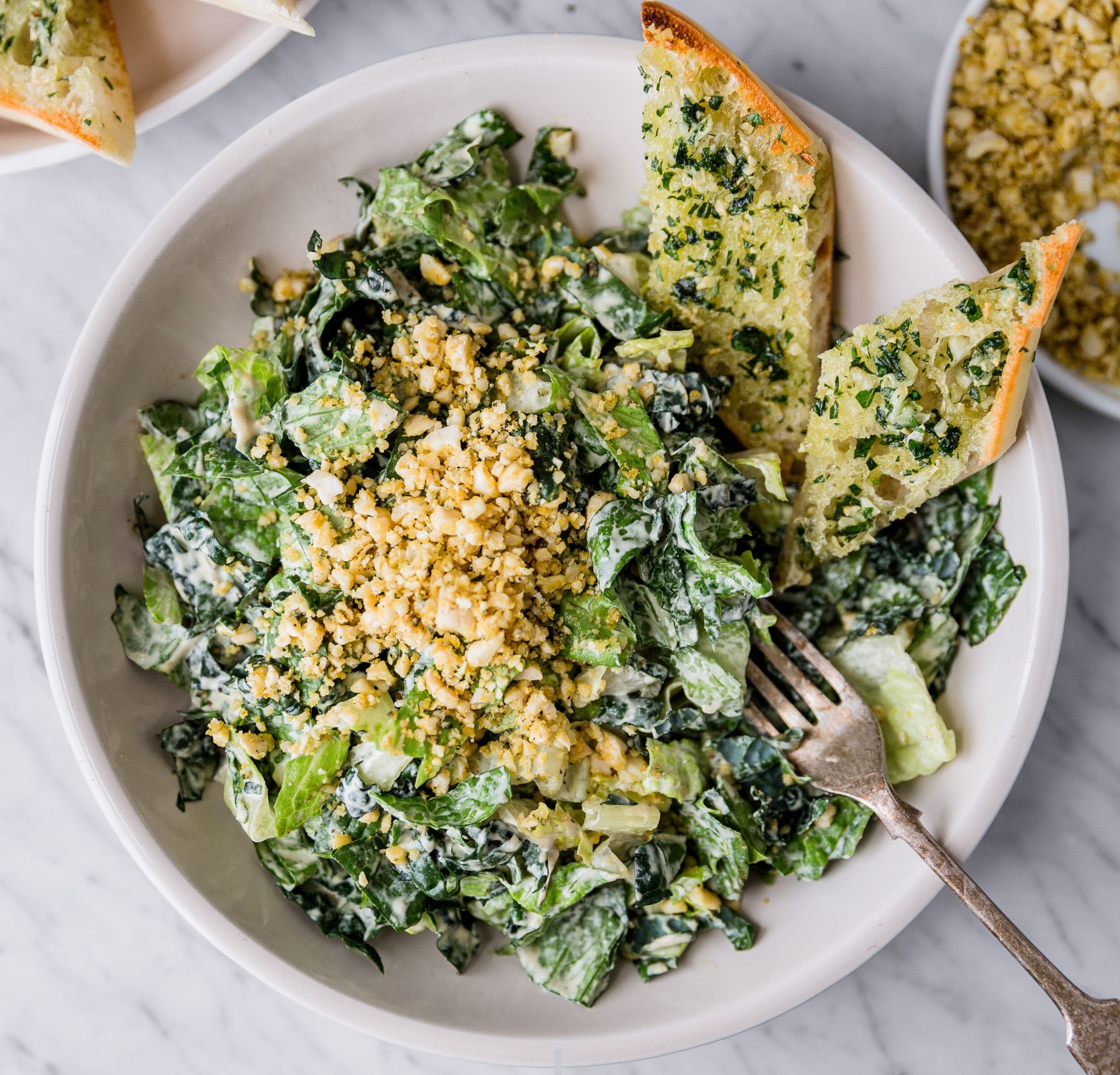 طرز تهیه سالاد نان سیر.