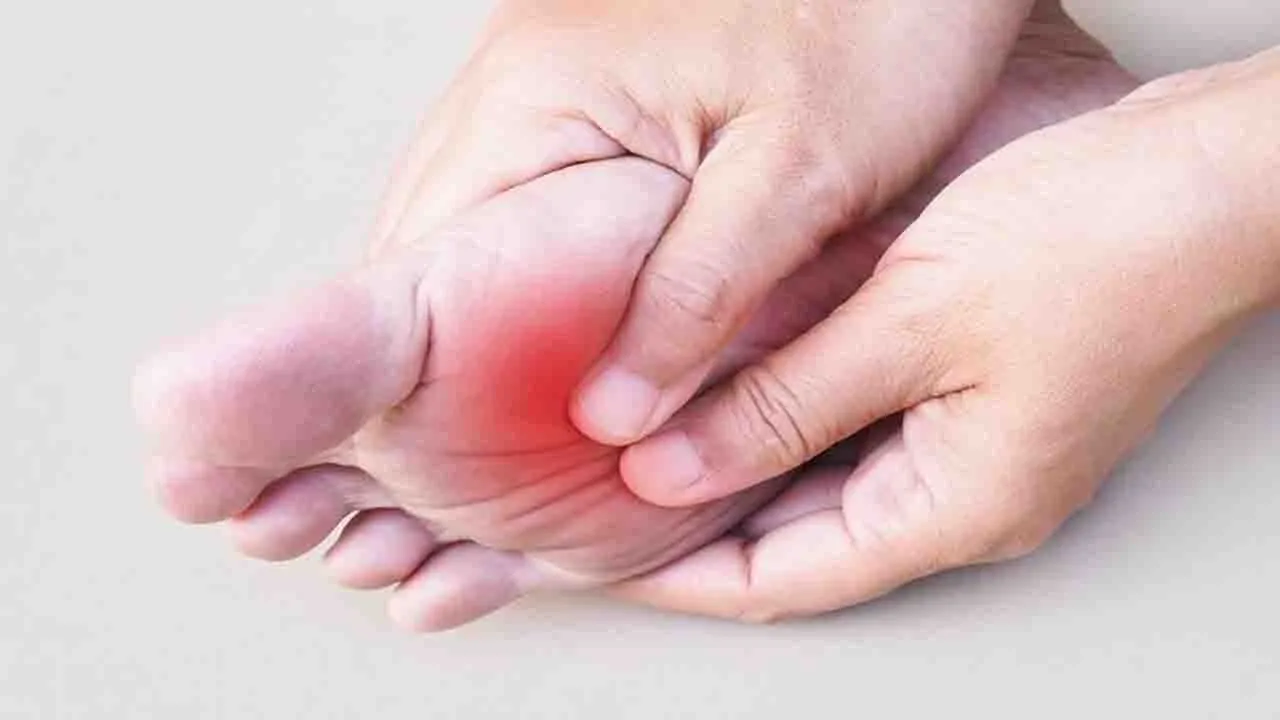 علت سوزش کف پا در شب چیست؟..