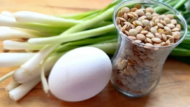 نحوه پخت یک غذای ساده و جدید با عدس، پیازچه و تخم مرغ