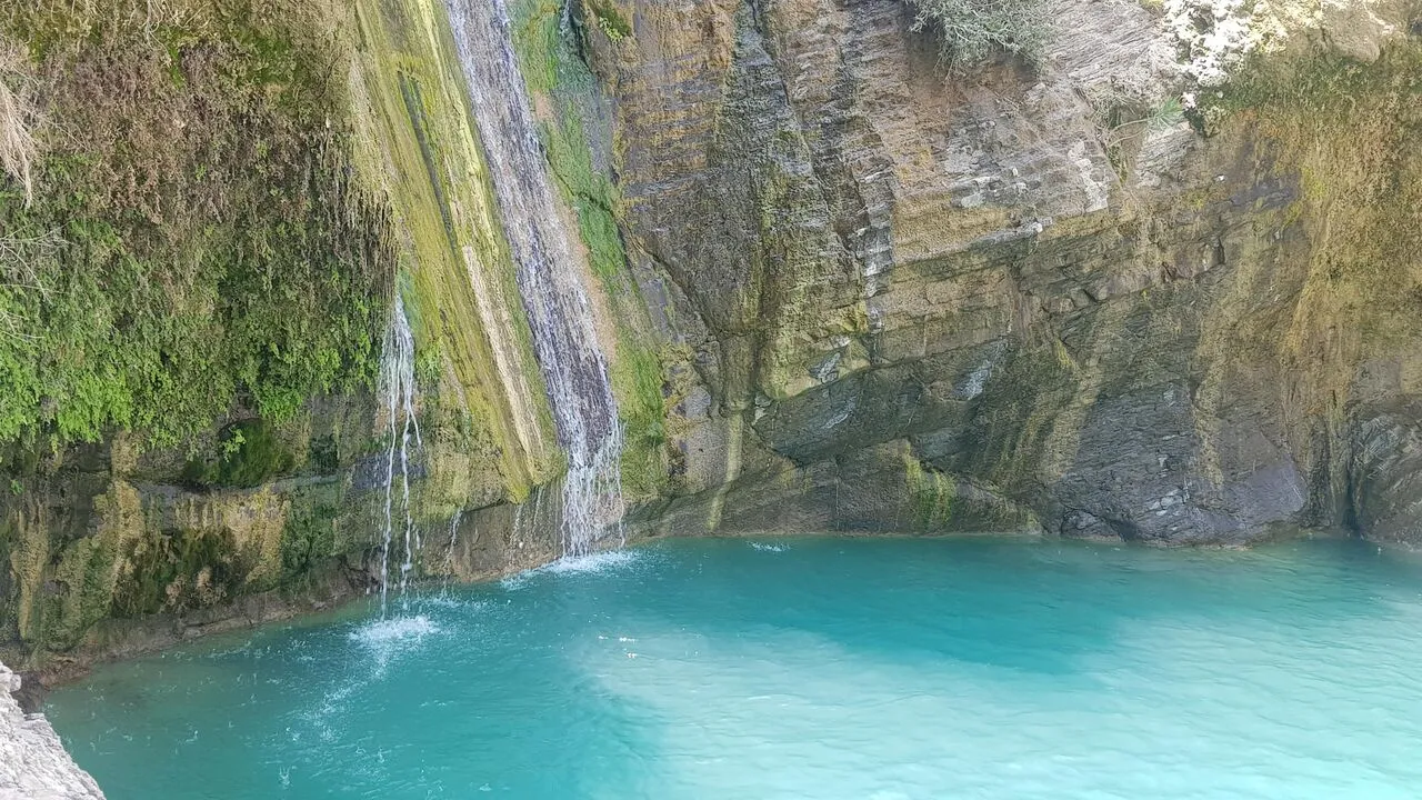 آبشار فیروزه‌ ای ایران 2