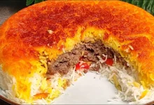 طرز تهیه کباب لاپلو مجلسی؛ آموزش پخت ته چین مشهدی بدون تخم مرغ (فیلم)