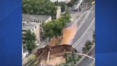 پدیدار شدن یک گودال بزرگ در وسط خیابانی در چین