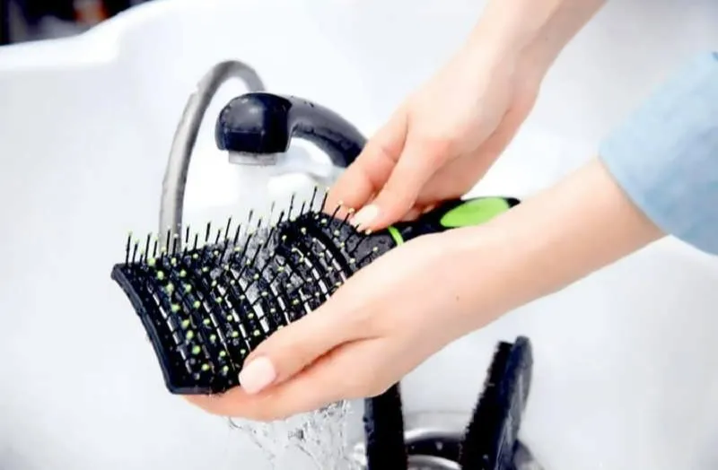 تمیز کردن برس مو