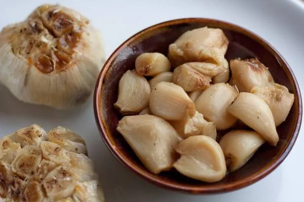 فواید معجزه آسای مصرف روزانه 6 حبه سیر پخته شده
