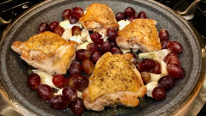 طرز تهیه مرغ کبابی با ترخون و انگور (طعمی متفاوت و لذیذ) 2 مرغ کبابی با ترخون و انگور 1