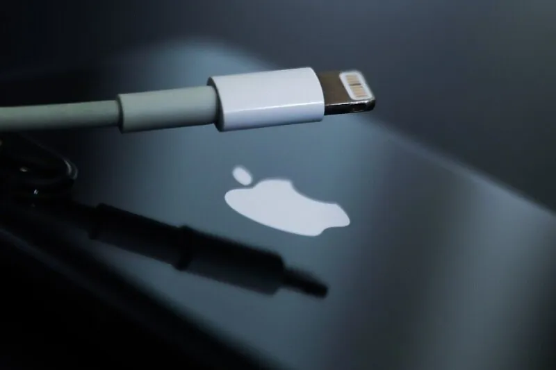 چرا نباید از کابل‌ های USB اماکن عمومی استفاده کنیم؟3