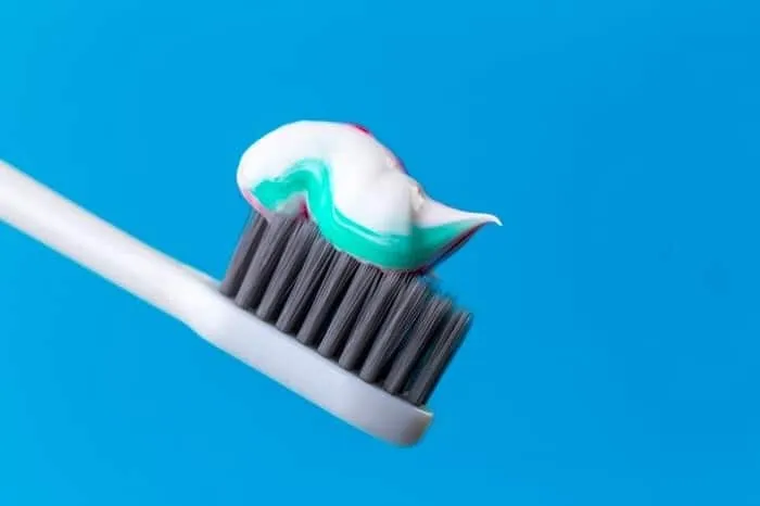 پاک کردن لاک ناخن