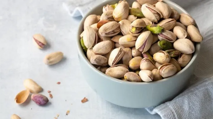 ۳ ترفند ساده برای خشک کردن پسته تازه در خانه