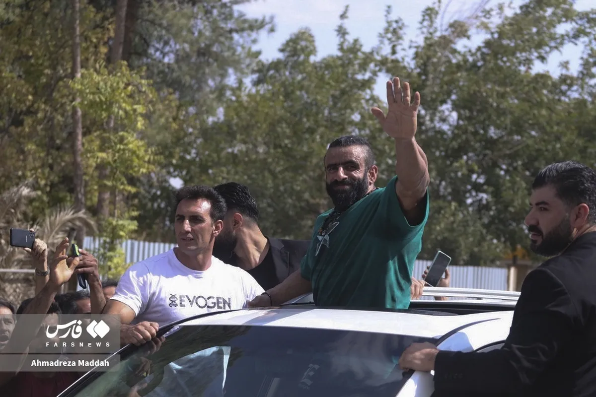 استقبال از هادی چوپان در شیراز (عکس) 4 تصاویر استقبال از هادی چوپان در شیراز