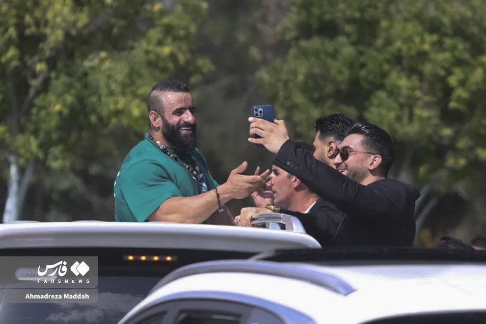 استقبال از هادی چوپان در شیراز (عکس) 2 تصاویر استقبال از هادی چوپان در شیراز11