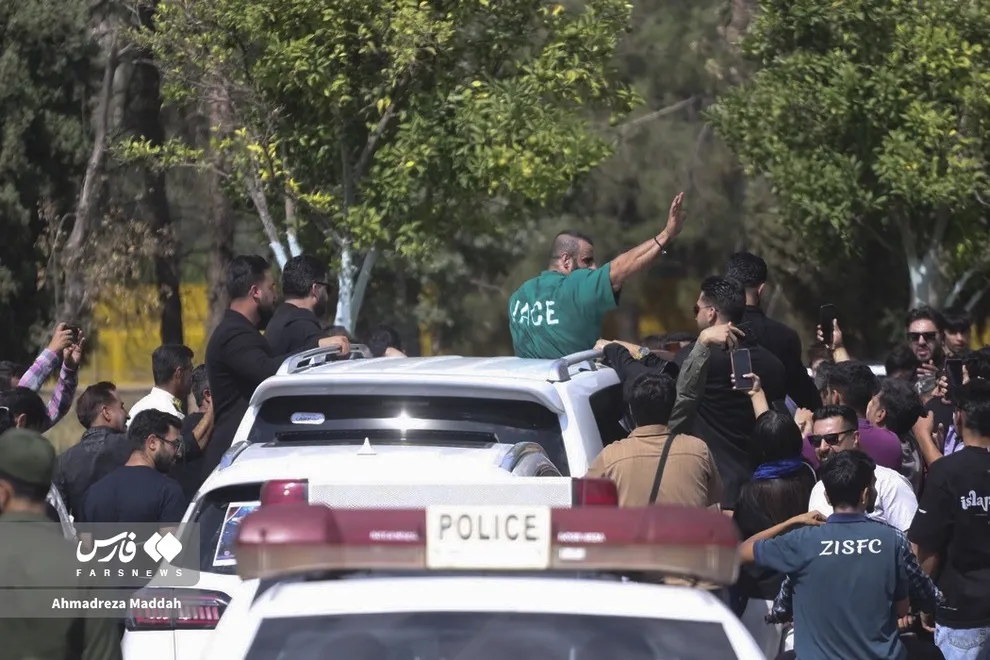 استقبال از هادی چوپان در شیراز (عکس) 11 تصاویر استقبال از هادی چوپان در شیراز8