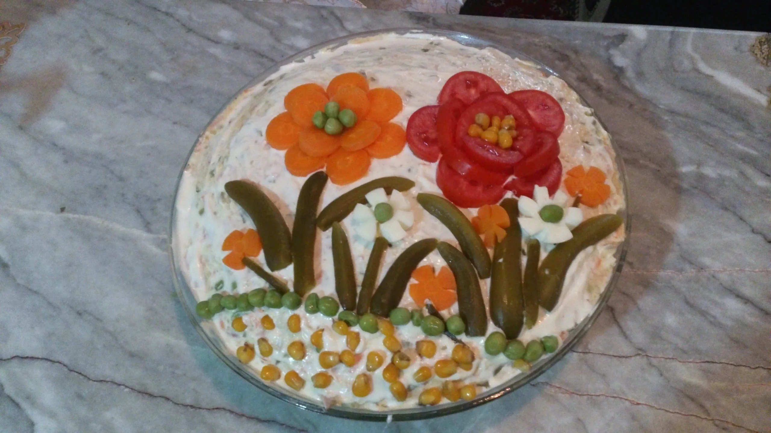 طرز تهیه سالاد الویه با گردو