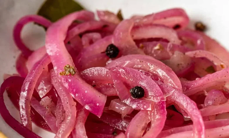 طرز تهیه ترشی پیاز قرمز خلالی