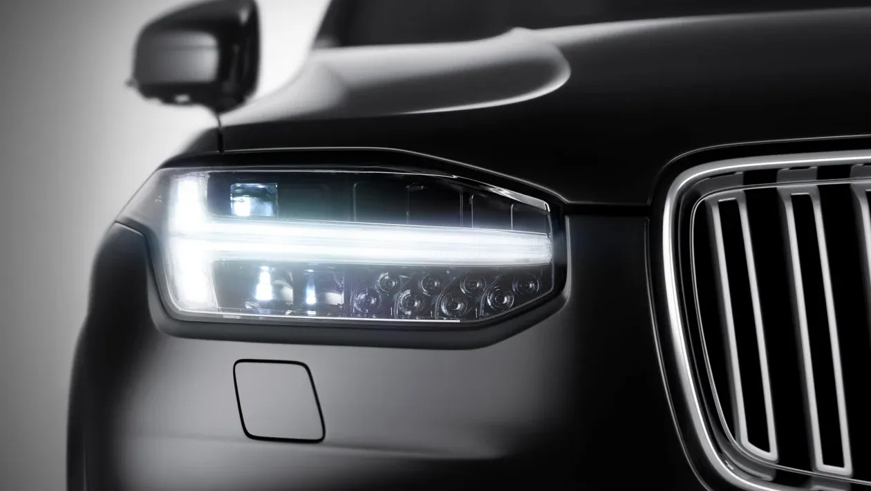 چراغ‌ های زنون و LED