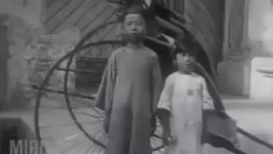 پسر چینی در سال 1930 به زبان انگلیسی سخنرانی می‌کند