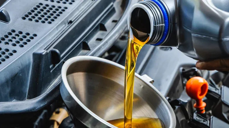 ترکیب روغن معمولی و صنعتی سنتتیک چه تأثیری بر موتور خودرو دارد؟1