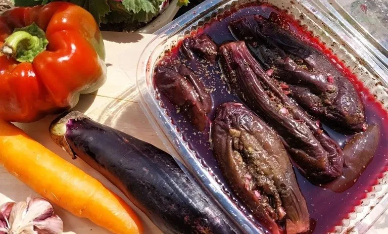 طرز تهیه ترشی بادمجان شکم پر با آب گوجه1