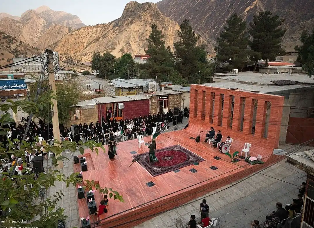 طراحی منحصربه‌فرد یک صحنه در لرستان که برندۀ جایزه معماری شد عکس