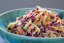 طرز تهیه سالاد کلم قرمز با کشمش و گردو