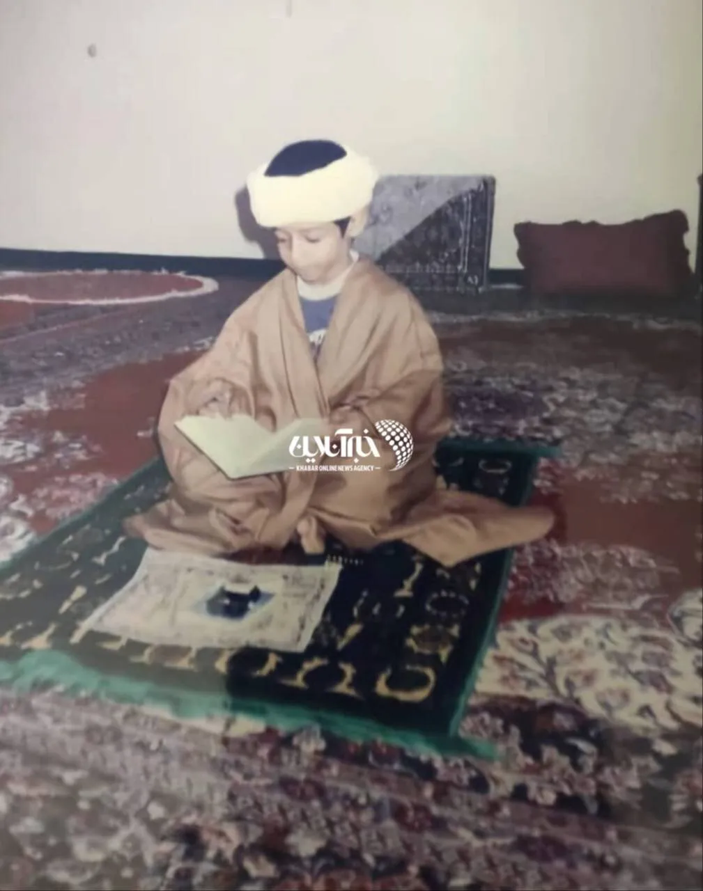مهدی قایدی در حال نیایش با لباس سنتی عکس