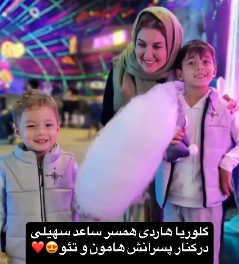 گلوریا هاردی با پسرانش