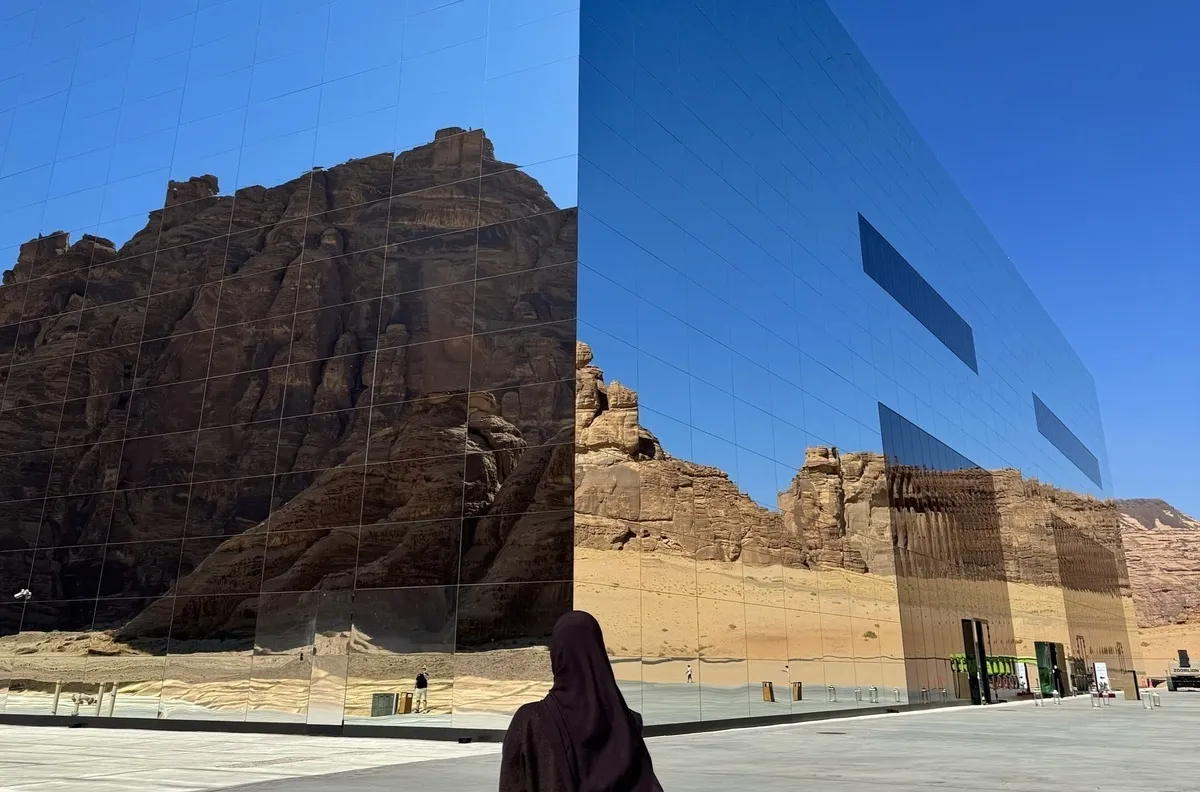 بزرگترین ساختمان آینه‌ ای جهان در العلا عربستان فیلم و عکس8