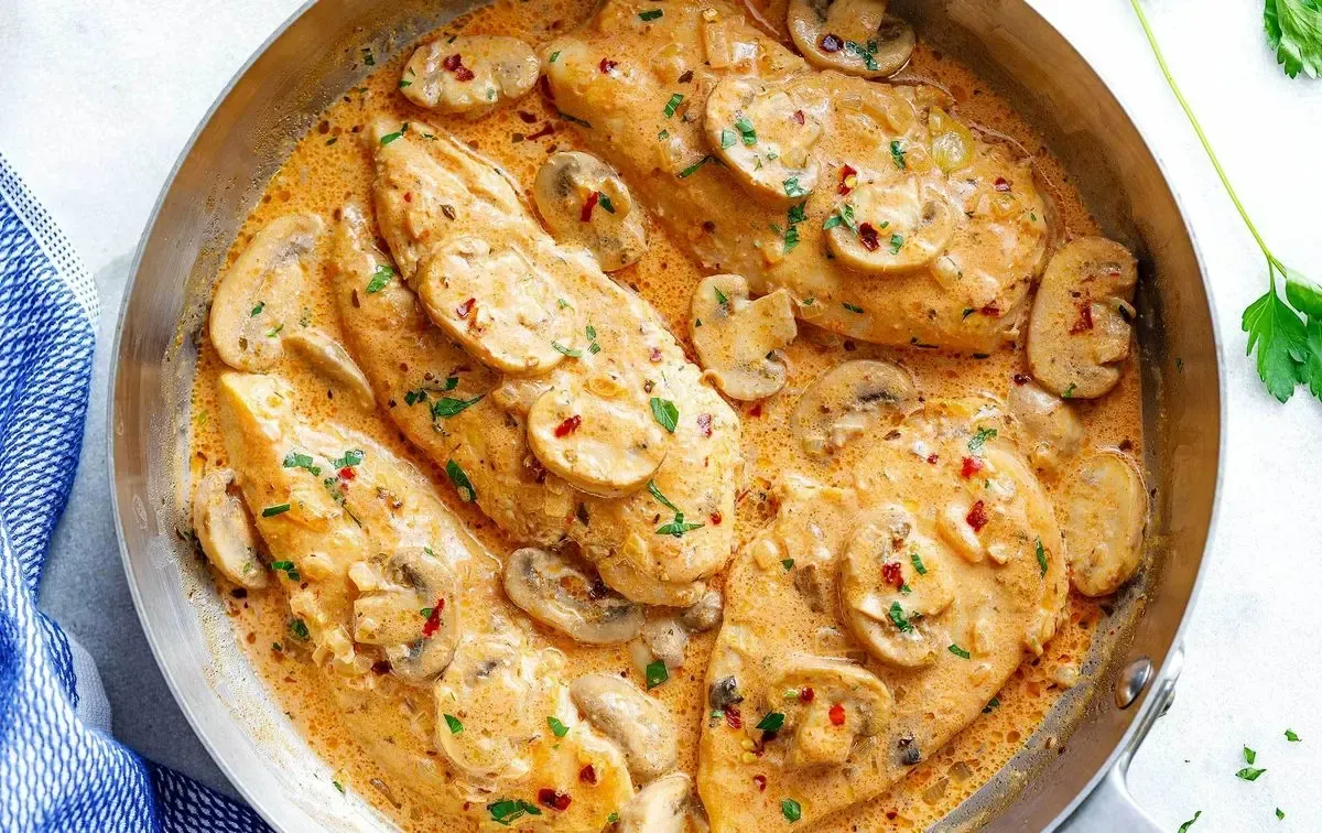 طرز تهیه خوراک مرغ خامه‌ ای با اسفناج