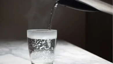 نوشیدن آب داغ