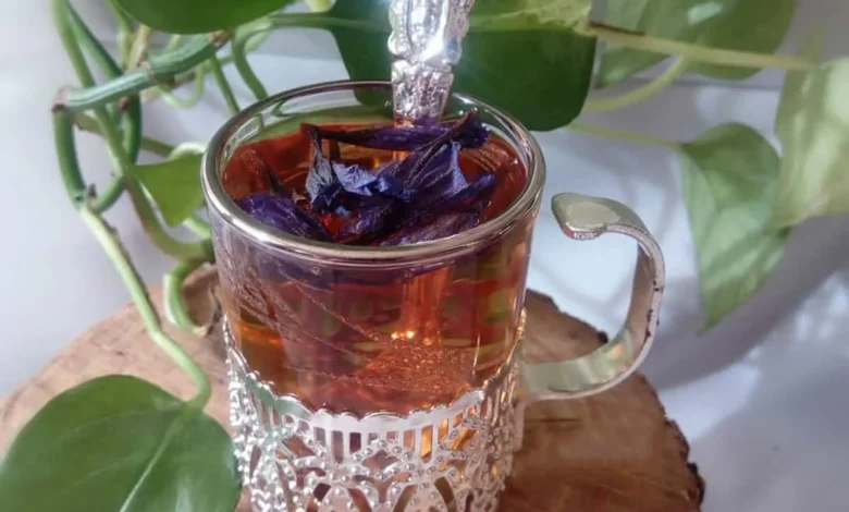 دمنوش لیموعمانی با گل‌گاوزبان و نبات