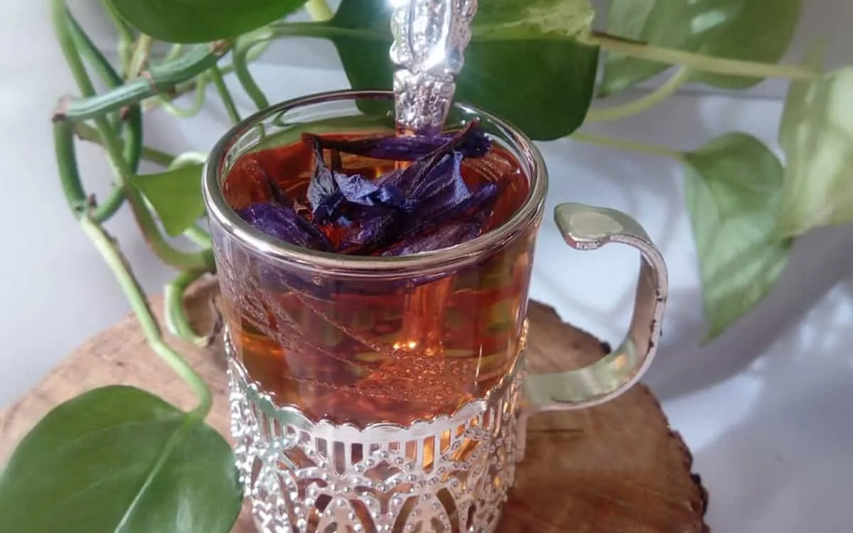 طرز تهیه دمنوش لیموعمانی با گل‌گاوزبان و نبات