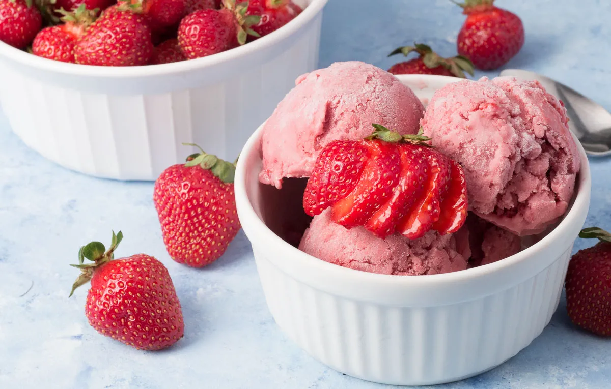 بستنی ژله‌ای توت فرنگی